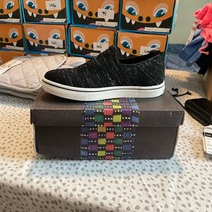 bernie mev. Black and White Kids Slip-On Sneakers size 34 NIB